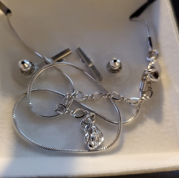 Swarovski earrings and pendant set - Picture 4 of 6